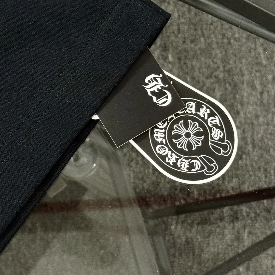 P170 Chrome Hearts 25 high-end versions. The fabric is made of 300 grams of high-density pure cotton. It does not deform or shrink. It has three labels. It is the same style for men and women. Technology: suede foaming + digital printing. Color: white, black. SIZE: S-XL.